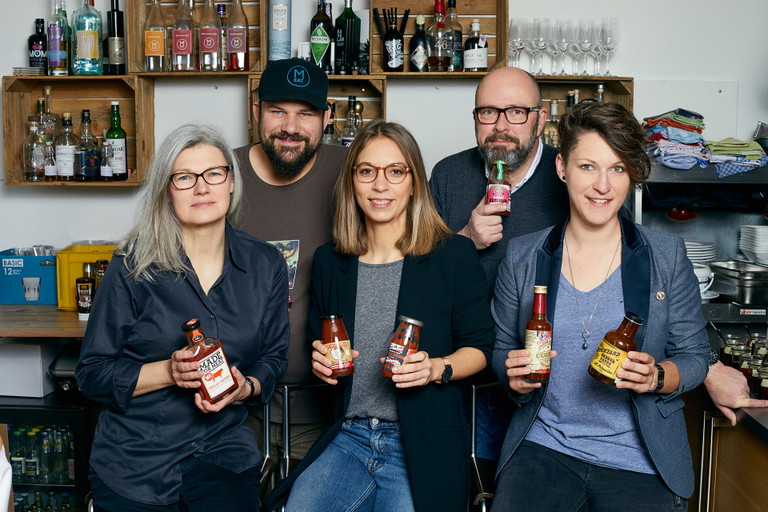 V. l. n. r.: Ulrike Palmer (Food-Journalistin), Marc Christian (Inhaber »Meatingraum«), Barbara Hundlinger (Wein-Spezialistin »Culinarium Bavaricum«), Harald Scholl (Autor und Journalist), Cornelia Ganß (Studienmanagerin Gastronomie, Genuss &amp; Touristik IHK München).