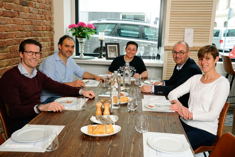 V. l. n. r.: Patrick Troger (Gastgeber/Inhaber des Restaurants »Paco«), Sandro Balogh (Portugal-Experte, Souschef im NH Airport Hotel Wien), Raquel Garcia Sanchez (Küchenchefin im »Paco«), Klaus Dürrschmid (Leitung Lebensmittelsensorik auf der Boku), Romana Fertl (Sensorikerin, www.opensense.at). Test-Location: Tapas-Lokal »Paco« in Wien, www.pacorestaurant.at