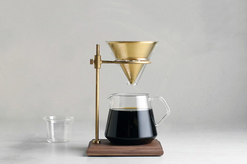 Erwachen im Chillout-Modus: &nbsp;Kaffee zelebrieren einmal anders: Nicht schnell soll es gehen, sondern langsam und genüsslich. Designer «Kintos Slow Coffee Style» aus Nussbaum und Messing-Details verwöhnt Kaffee-Aficionados minutiös.&nbsp;Ca. CHF 220,-&nbsp;www.kinto.co.jp