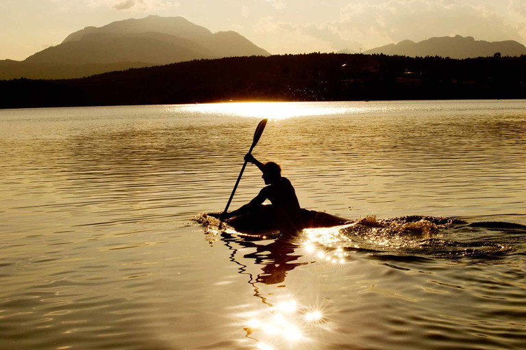Mit dem Kajak am Faaker See. Zu jeder Tageszeit ein sportliches Vergnügen.&nbsp;