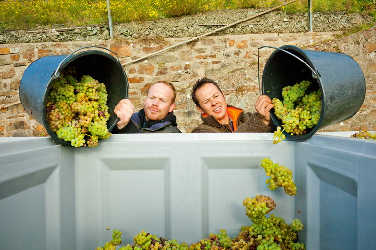 Torsten Klein (l.) und Marc Josten pendeln für ihren Riesling von der Ahr an den Mittelrhein.