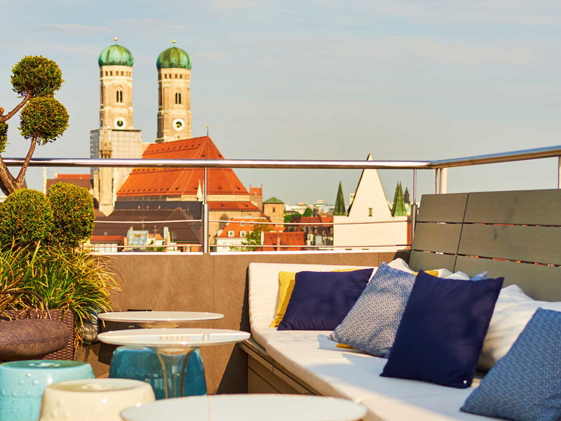 Mit Blick auf die Isarmetropole den Sommer in der neuen Outdoor-Lounge genießen.
