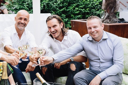 Michael Schunko (Inhaber Eckstein), Thomas Modl (Moma) und Udo Riegler (Eckstein) stoßen auf die Eröffnung an. 