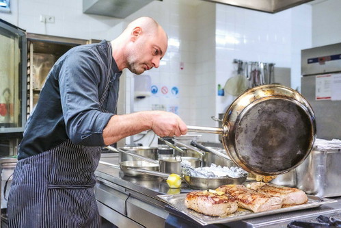 Beim »Flying Dinner« im »Magda's Hotel«...