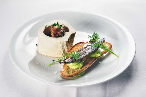 Kreation aus dem »Magdas«: Avocado, gebeizte Sardine, Knochenmark.