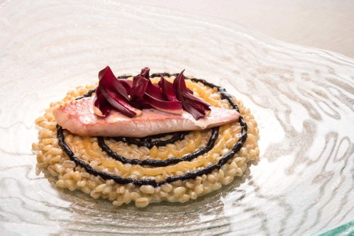 »Met«-Küche: Gerste mit Radicchio und Meeräsche (o.), Stockfisch (u.).