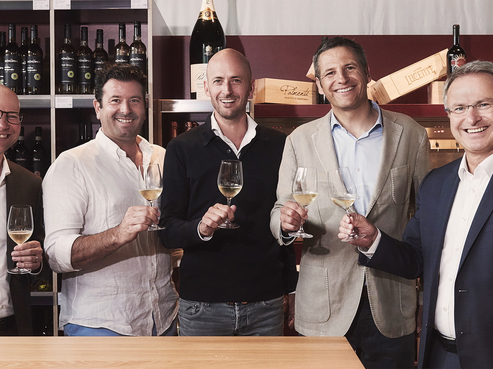 Urs Bucher, CFO Mövenpick Wein; Frank Casanova, Yatus AG; Julien Vogel, Yatus AG; Jaques Merlotti, Yatus AG; Gernot Haack, CEO Mövenpick Wein (v.r.n.l.)