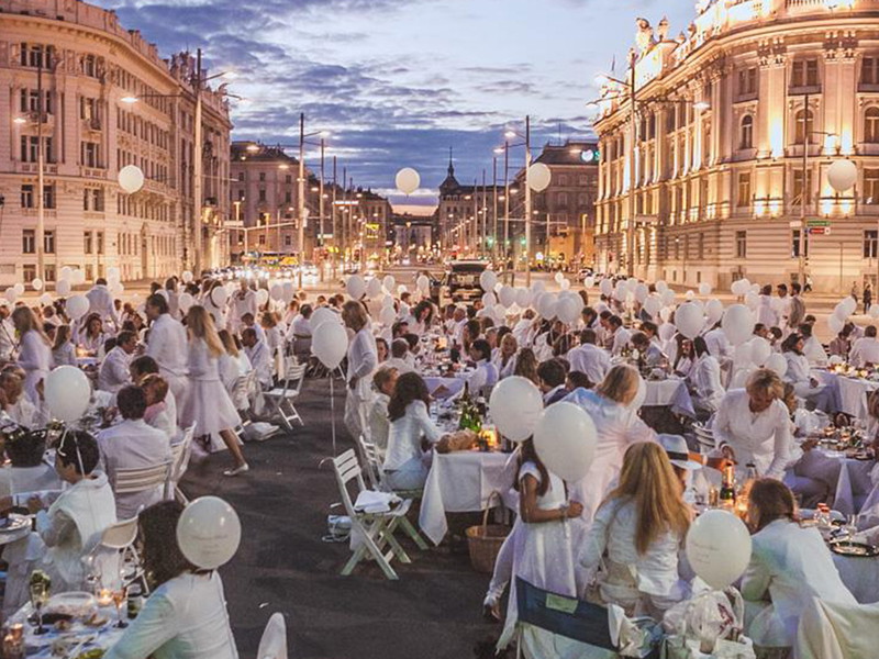 Das Picnic en Blanc 2014 am Schwarzenbergplatz.