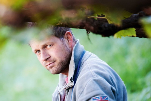 PRANZEGG: Martin Gojer ist ein Naturbursche, könnte aber auch als Hauptdarsteller in einem Heimatfilm durchgehen. Pranzegg heißt sein Weingut in steiler Hanglage oberhalb von Bozen. Zwei Hektar liegen ums Haus, größtenteils alte Vernatsch-Reben auf der Pergel, dazu noch etwas Chardonnay und Sauvignon Blanc. Ein weiterer Hektar liegt auf der gegenüberliegenden Talseite...