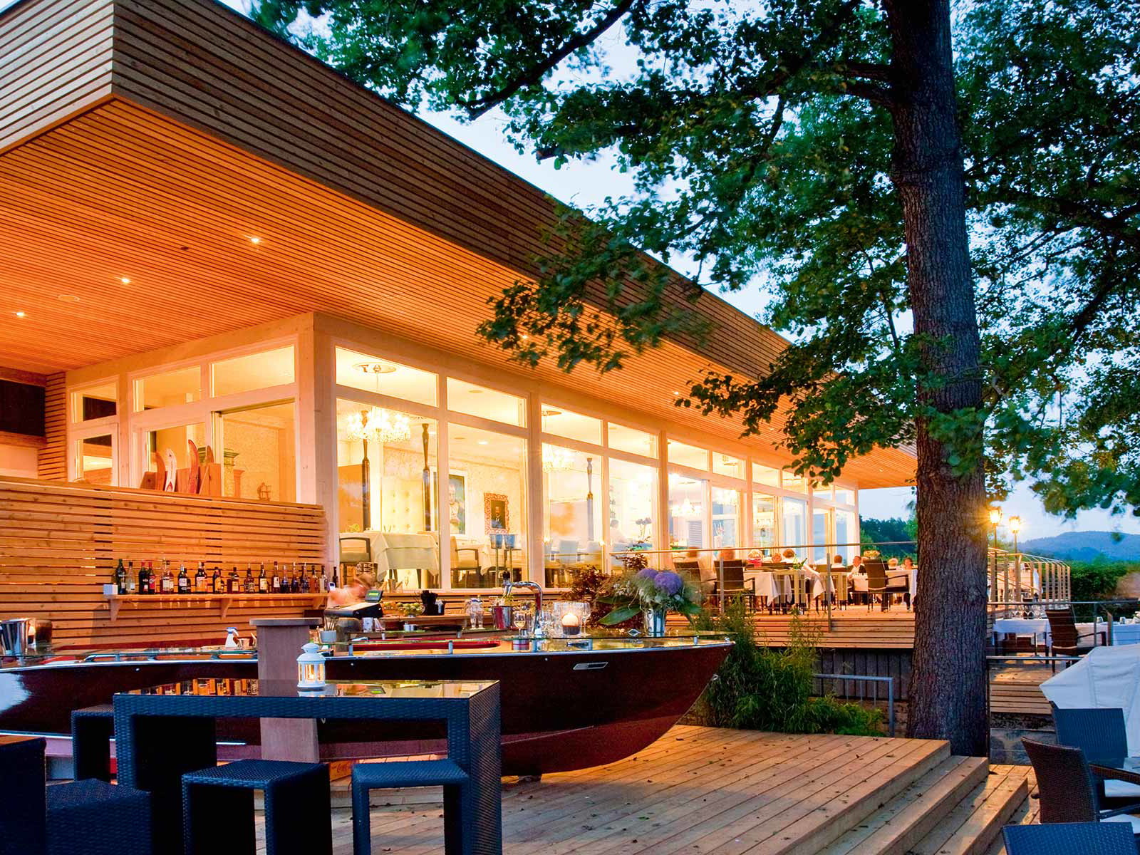 Die tolle Seeterrasse ist im Sommer ein beliebter Gourmettreff.&nbsp;
