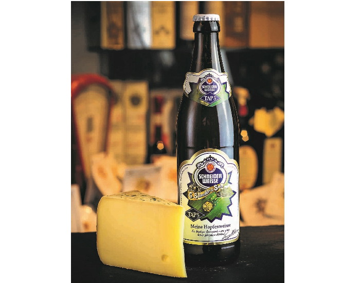 Hopfenweisse aus Kehlheim und Bio-Käse aus der Schweiz.