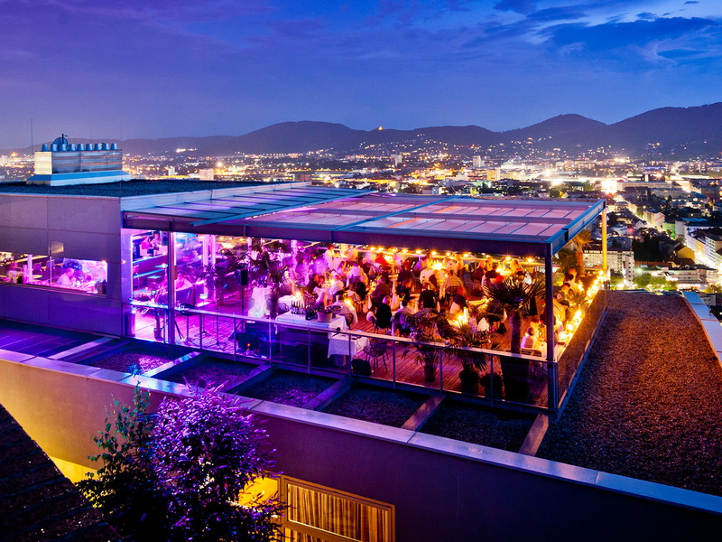 Die »SkyBar Graz« bietet einen atemberaubenden Ausblick über die Stadt.