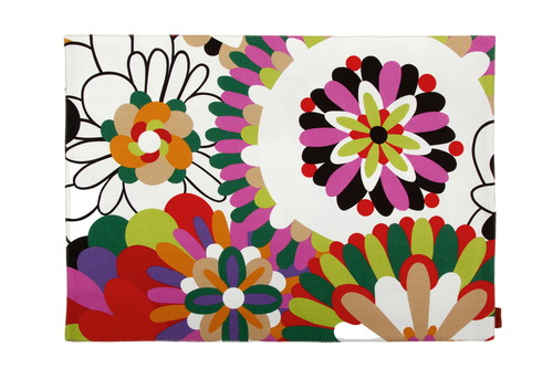 Sonniges Dekor: Missoni Home steht für aufdringliche und unverkennbare Muster, die aber für einen bestimmten Anlass durchaus Originalität und gute Laune versprühen: die «Bianconero Rectangular Platzsets» laden zu sommerlichen Partystunden im Freien.&nbsp;Ca. CHF 100,-&nbsp;www.missoni.com