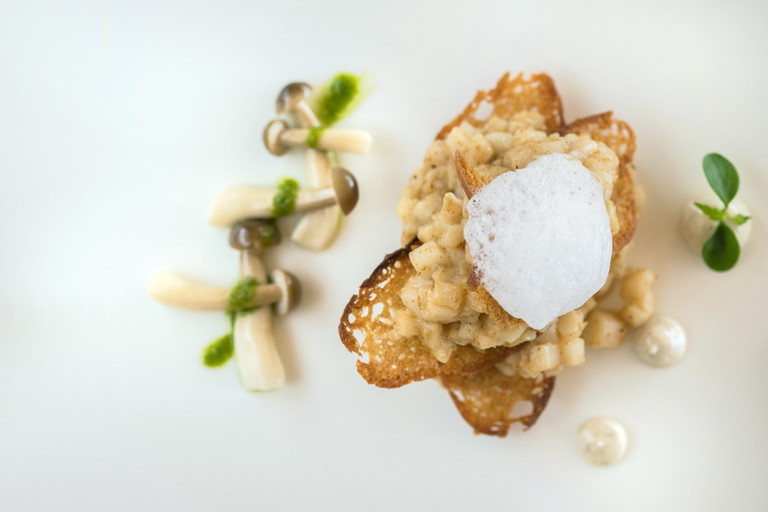 Fein angerichtetes «Sopa mallorquin» im Restaurant «Can Calent».&nbsp;