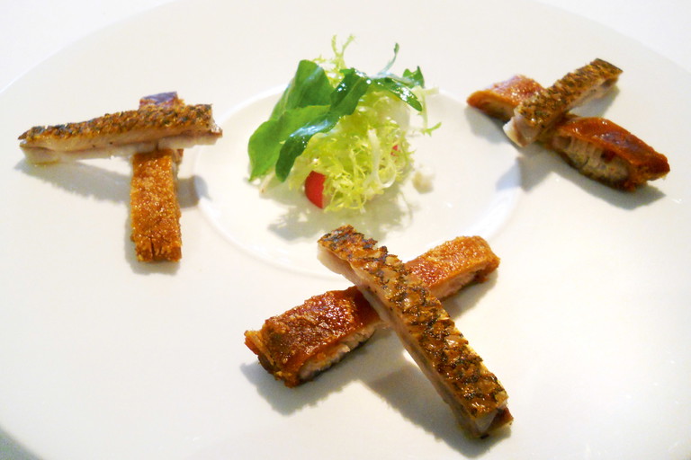 Neuinterpretation des Spanferkels mit Zackenbarsch im Restaurant «Jardín».
