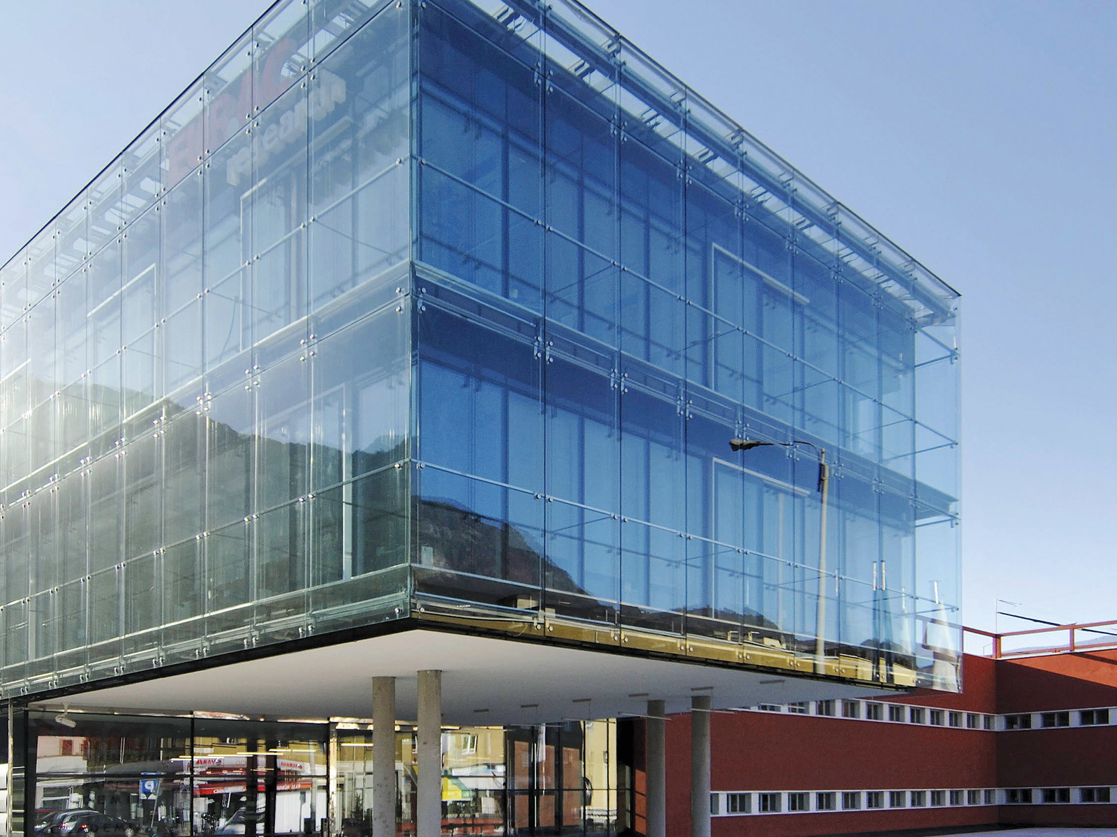 Zwischen Moderne und Tradition: Der Bau der Europäischen Akademie Bozen verknüpft die denkmalgeschützten Altbauten mit neuen Glaselementen.