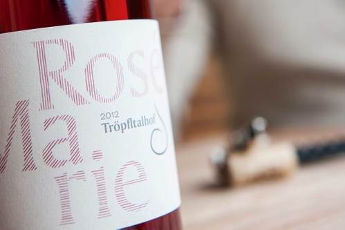 Seit 2010 baut er seine beiden Hauptweine in mannshohen Tonamphoren aus – den Garnellen, einen Sauvignon Blanc, und den Barleit, einen Cabernet Sauvignon. Auch ein Rosé (Rosé Marie) ist im Programm. Produziert werden Kleinstmengen. Rentiert sich das? »Große Sprünge kann ich keine machen«, erzählt Dichristin, »mit der Vermietung von drei Ferienwohnungen kommen wir aber gut über die Runden.«&nbsp;Andreas Dichristin, Garnellenweg 17, 39052 Kalternwww.bioweinhof.it
