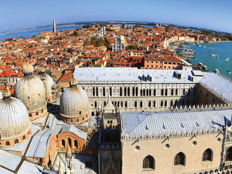 Blick über Venedig mit der berühmten Basilica di San Marino.