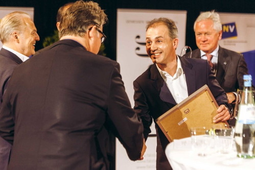 Wein-Chefredakteur Peter Moser gratuliert Josef Wannemacher.