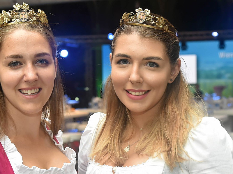 Die Wiener Weinkönigin Elisabeth III.und die Weinprinzessin gaben dem Wiener Weinpreis die Ehre. 