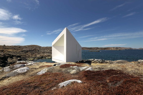 Squish Studio, Neufundland: Mitten auf einer Felsenklippe auf Fogo Island findet man dieses spartanische Hideaway für Einsiedler.Der trapezförmige Grundriss trotzt den Kräften der Natur.&nbsp;saunders.no