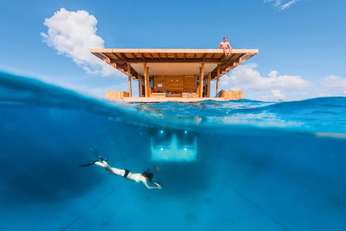 The Manta Resort, Tansania:&nbsp;250 Meter vor der Küste des «Manta Resorts» schwimmt dieses Luxus-Hausboot im Ozean. Die wahre Wunderwelt öffnet sich im verglasten Schlafzimmer unter Wasser: Aug in Aug mit den Meerestieren fühlt man sich wie in einem riesigen Aquarium. themantaresort.com