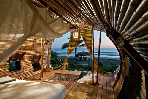 Playa Viva, Mexiko: Diese Baumhaus-Suite schwebt inmitten von Palmen. Die zarte Bambushülle sorgt für ein authentisches Natur-Feeling. ...