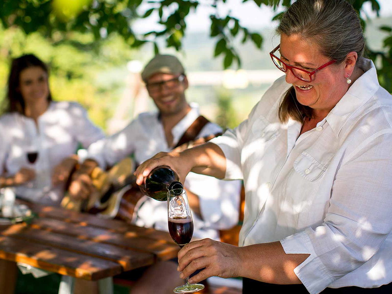 Wirtin Ilse Jakopé freut sich, ihre Gäste auf dem »KulturWeingut Kästenburg« begrüßen zu dürfen.