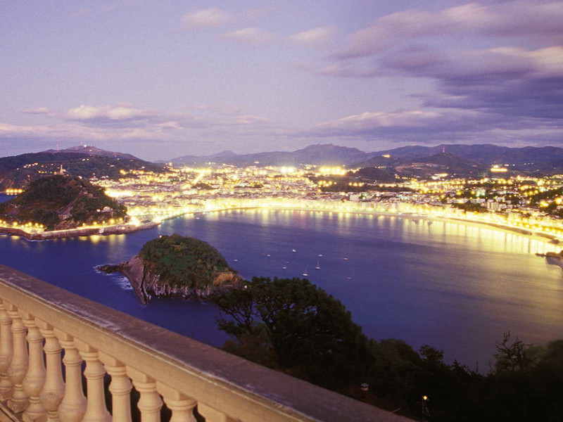 Fulminante Aussicht auf San Sebastiáns Altstadt in der Provinz Gipuzkoa.