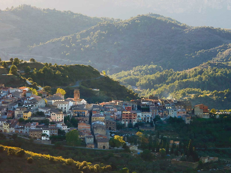 Das Dorf Torroja del Priorat ist umsäumt von Reben und Bergen.