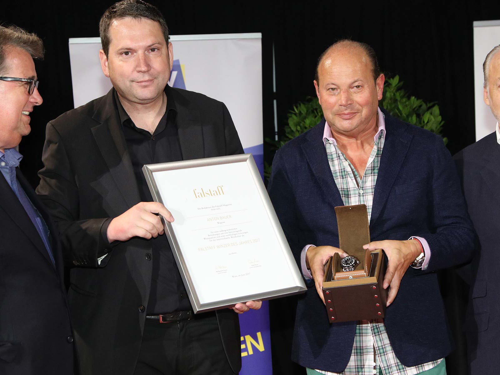 Wein-Chefredakteur Peter Moser, Winzer des Jahres Anton Bauer, Breitling-Austria CEO Peter Kellner&nbsp;und Falstaff Herausgeber Wolfgang Rosam (v.l.).