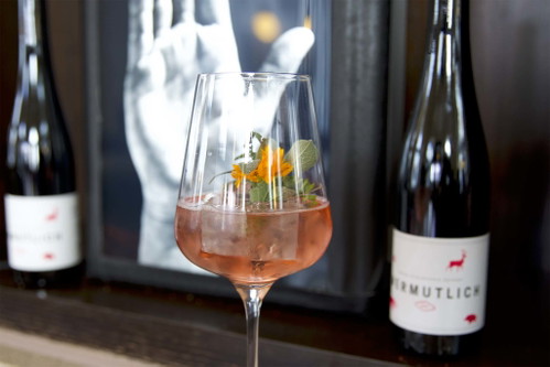 An der Bar kommt unter anderem Hubert Peters »Wermutlich« ins Glas. 
