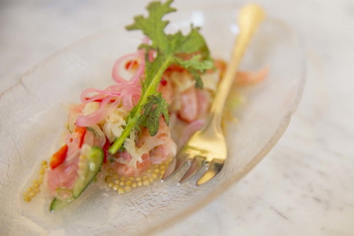 Rollmops neu interpretiert: Lachsforelle mit Sauerkraut, Pfefferoni, Gurke, Senfsaat und Senfkohl 