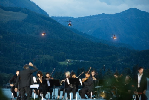 Auf einer schwimmenden Bühne im Wolfgangsee spielten verschiedene Musiker.