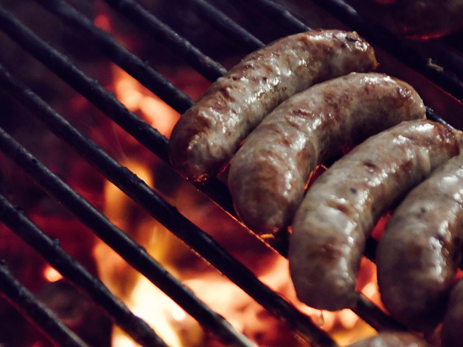 Arvenholzwurst auf dem Grill: Valentin Diem reichert seine Schweinsbratwurst mit Arvenholzspänen an.