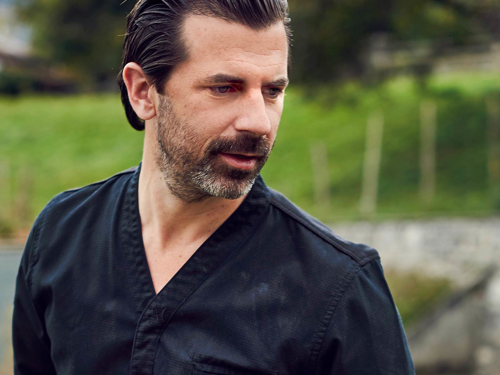 Gastronomischer Zen-Meister: Andreas Caminada bei der Gemüseernte in seinem Garten.