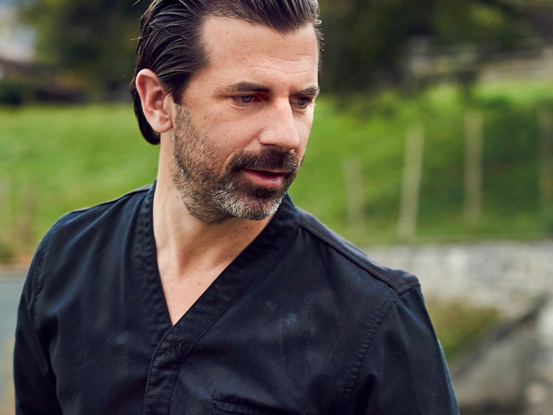 Gastronomischer Zen-Meister: Andreas Caminada bei der Gemüseernte in seinem Garten.