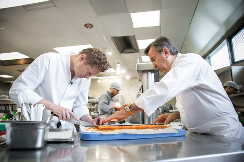 Boulud und Klein hochkonzentriert bei der Arbeit.