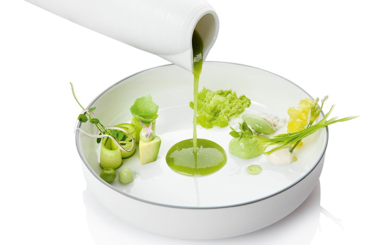 Gekühlte Gurkensuppe mit Avocado und Buttermilch.