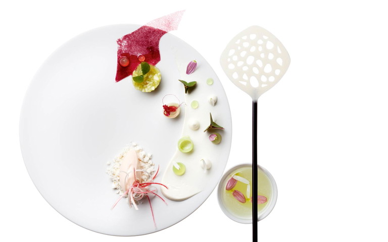 Caminada kocht mit regionalen Produkten: «Der Apfel aus dem eigenen Garten ist der neue Luxus.» Im Bild: Kreation mit Rhabarber, Joghurt und Molke.