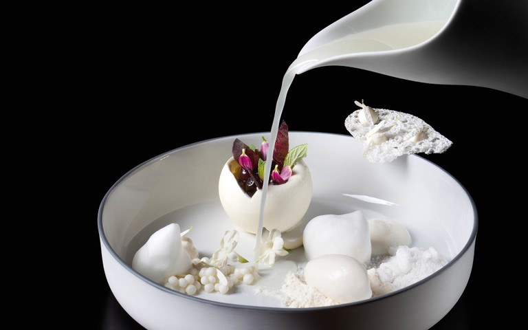 Rohmilch und Blaubeeren komponiert Caminada zu einem Dessert-Kunstwerk.