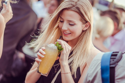 Chiara Pisati verkostet die sommerlichen Cocktails im »Kleinod Sonnendeck«.