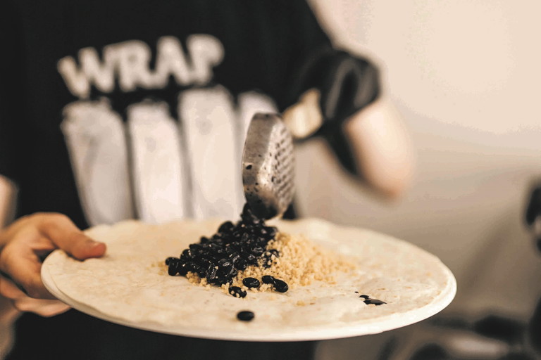 Die Basis der Wraps: Bio-Couscous, schwarze Bohnen und knackiger Kohl.