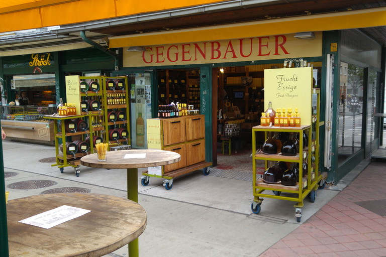 Auch Gegenbauer bietet an Stehtischen Kaffee und Trinkessig an.