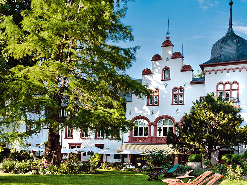 Ein Park zum Wohlfühlen und Genießen: Die Küche des »Kronenschlösschens« ist eine der besten des Rheingaus.