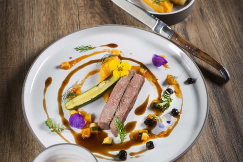 Altes neu interpretiert: Lammrücken mit schwarzem Knoblauch, Süßkartoffel-Creme, Ratatouille und Röstkartoffel-Flan.