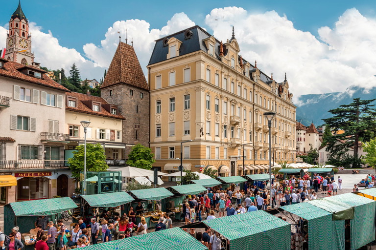Neben den Wochenmärkten findet im Sommer der Meraner Markt statt, der vom ausgezeichneten Designer Martino Gamper gestaltet wurde.