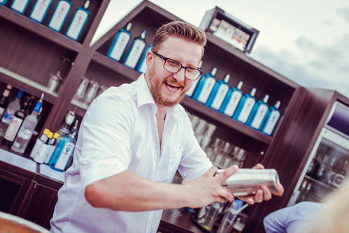 Die Gäste werden mit exzellenten Cocktails verwöhnt.