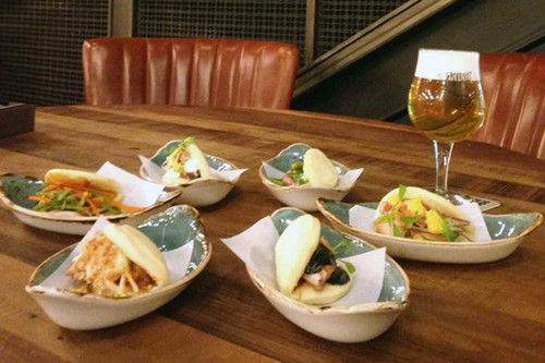 Im »Napar« werden exquisite Tapas serviert wie Ente mit karamellisierten Zwiebeln, Schwein mit Tomaten-Ingwer-Confit oder Foie-Gras-Bonbons.