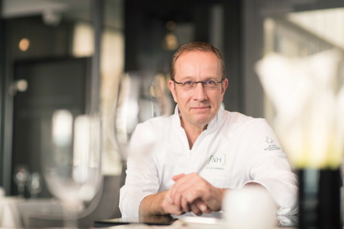Spitzenkoch Nils Bergmann im Restaurant.